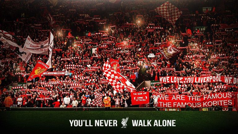 Stadion Anfield penuh dengan suporter Liverpool saat pertandingan besar Liga Inggris