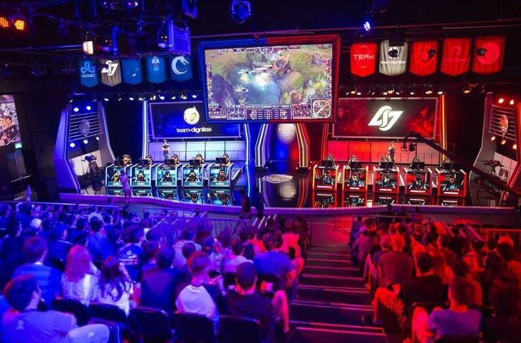 Penonton muda di arena esports yang jadi bukti nyata Mengapa Penonton Muda Penting dalam pertumbuhan industri gim digital.
